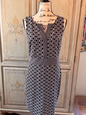 Ann Taylor Sleeveless Black and White Chain-Print Sheath Dress👗